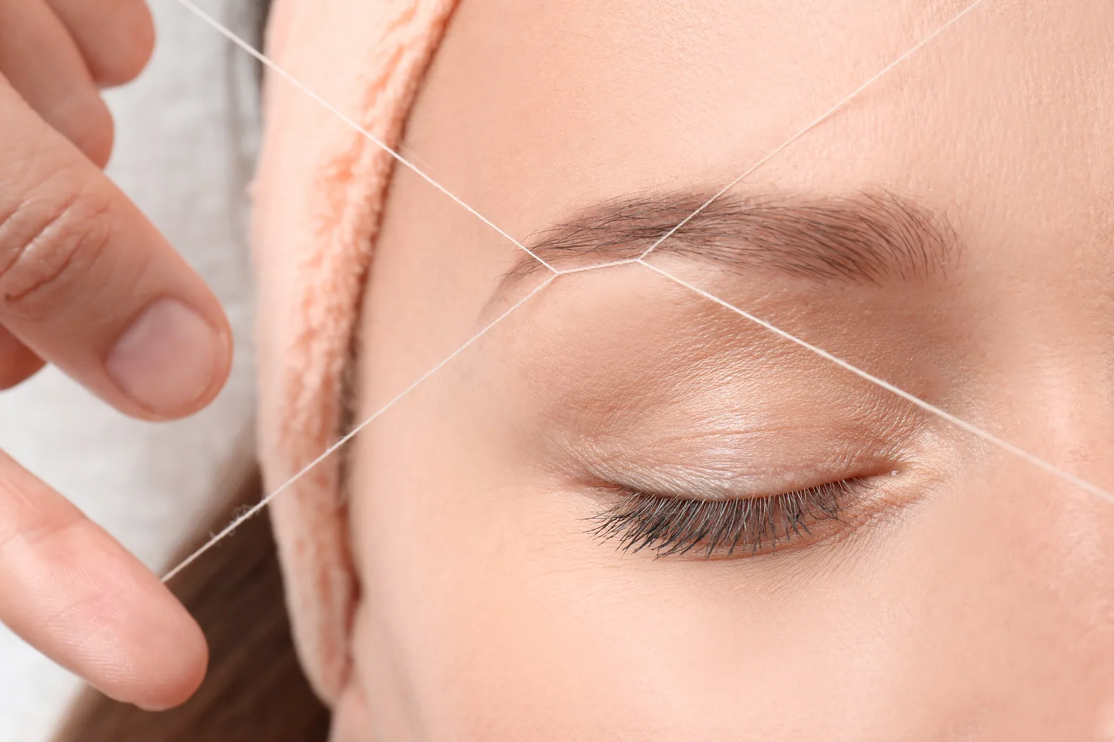 Depilación de cejas con hilo siguiendo el diseño